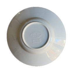 Assiette creuse blanche vue de profil montrant profondeur creux central