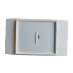 Assiette rectangulaire blanche minimaliste vue de profil forme allongée
