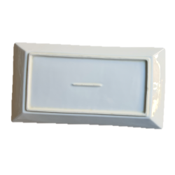 Assiette rectangulaire creuse blanche vue de profil montrant rebords et creux