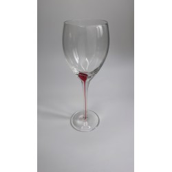Verre à vin transparent forme tulipe pied fin pastille noire vue de face