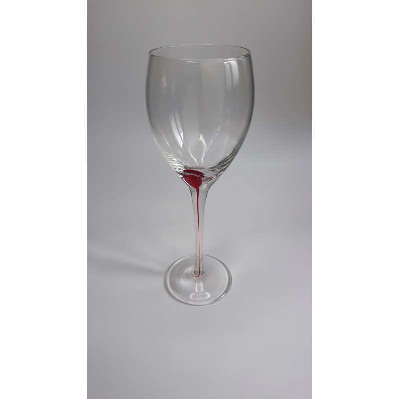Verre à vin transparent forme tulipe pied fin pastille noire vue de face