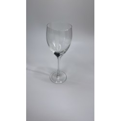 Verre à vin transparent forme tulipe pied fin pastille noire vue de face