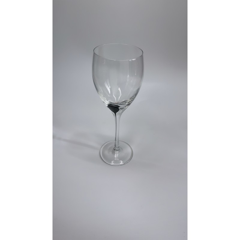 Verre à vin transparent forme tulipe pied fin pastille noire vue de face