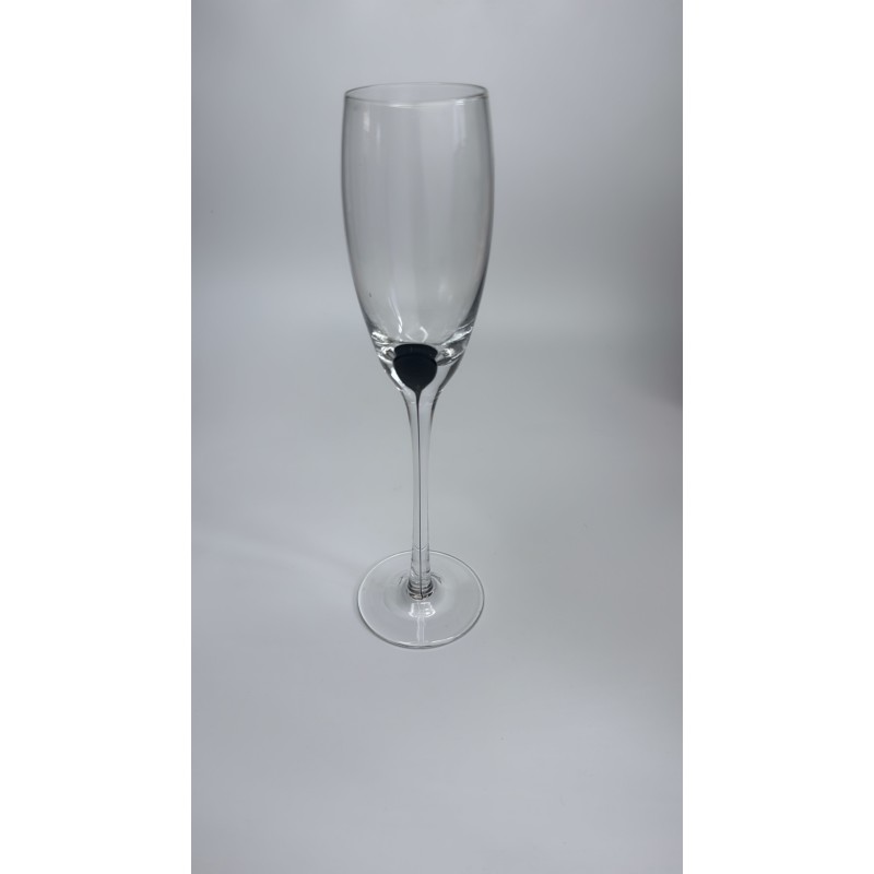 Flûte à champagne transparente très élancée pied fin pastille noire vue de face