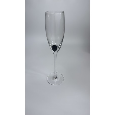Flûte à champagne transparente très élancée pied fin pastille noire vue de face