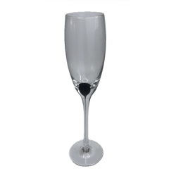 Flûte à champagne transparente très élancée pied fin pastille noire vue de face