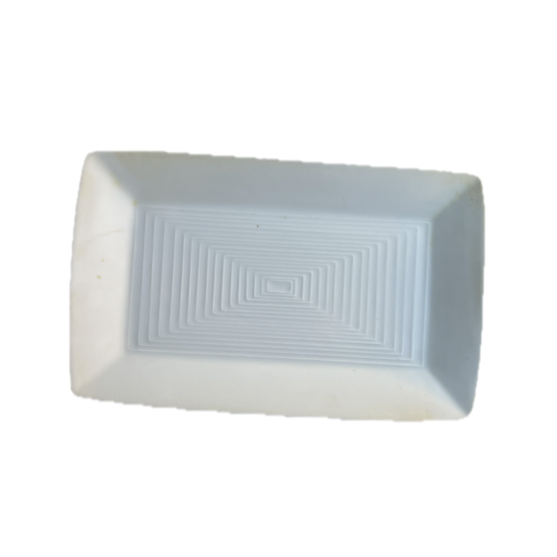 Assiette rectangulaire blanche relief géométrique moderne 27,5cm vue dessus