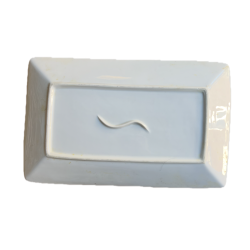 Assiette rectangulaire blanche relief géométrique vue de profil bords relevés